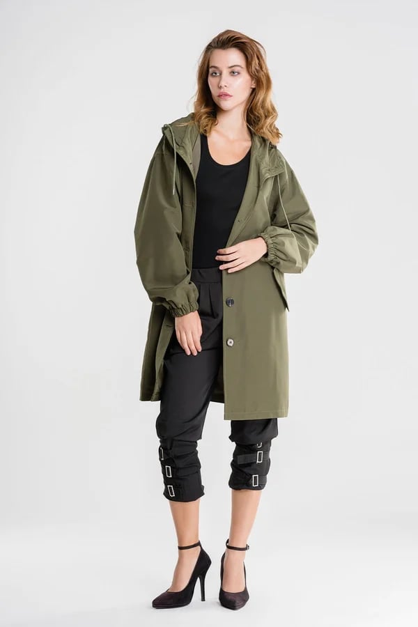 Modische Damenjacke mit Kapuze und Oversize-Schnitt