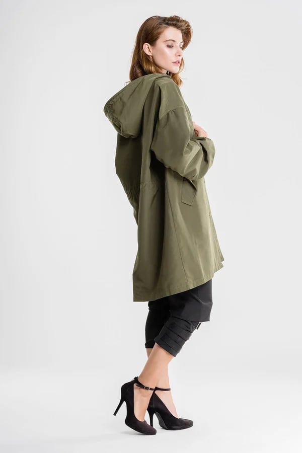 Modische Damenjacke mit Kapuze und Oversize-Schnitt