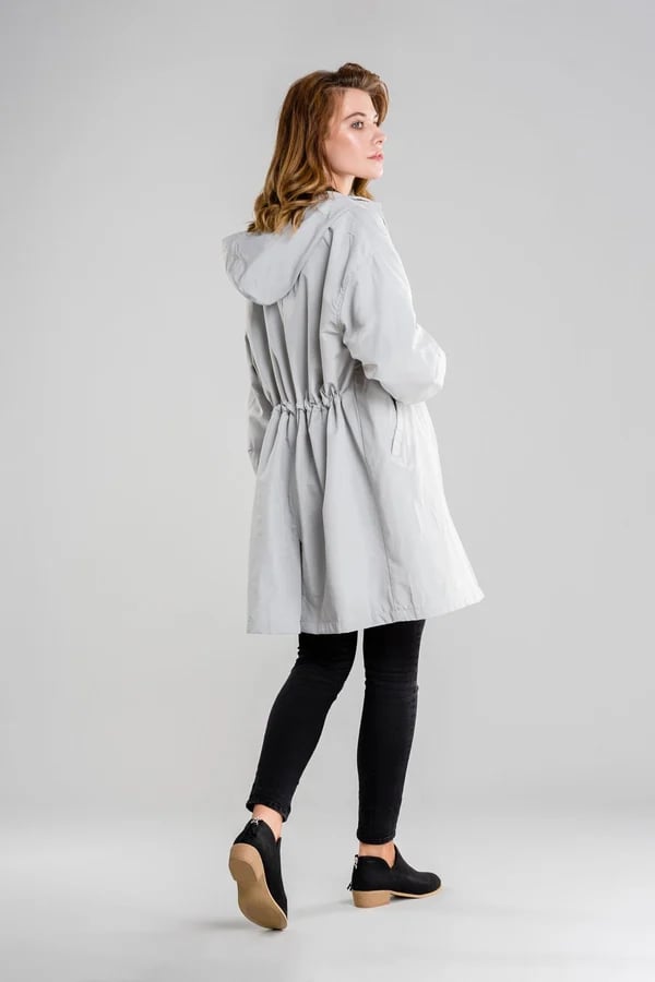 Modische Damenjacke mit Kapuze und Oversize-Schnitt